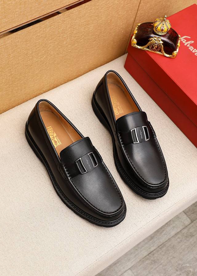 商品商标：Ferragamo 菲拉格慕 休闲皮鞋 正码码数: 39-44 45订制 商品材料：精选 进口头层小牛皮鞋面+奢华五金扣，进口水染牛皮内里。强烈立体视