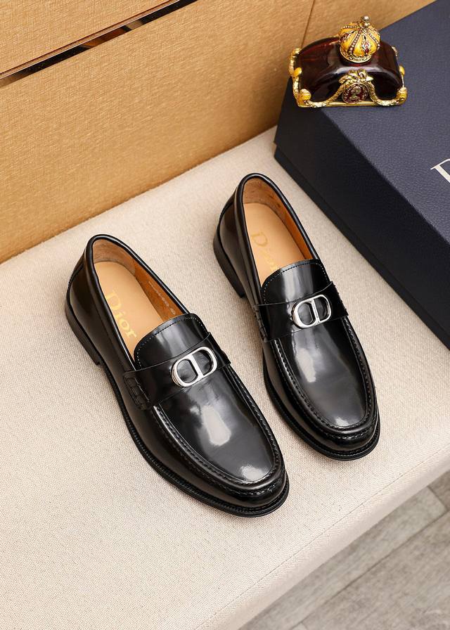 商品商标：Dior 迪奥 休闲皮鞋 正码码数: 39-44 45订做 商品材料：精选 意大利进口头层开边珠牛皮鞋面+经典五金扣，进口水染牛皮内里。强烈立体视觉效