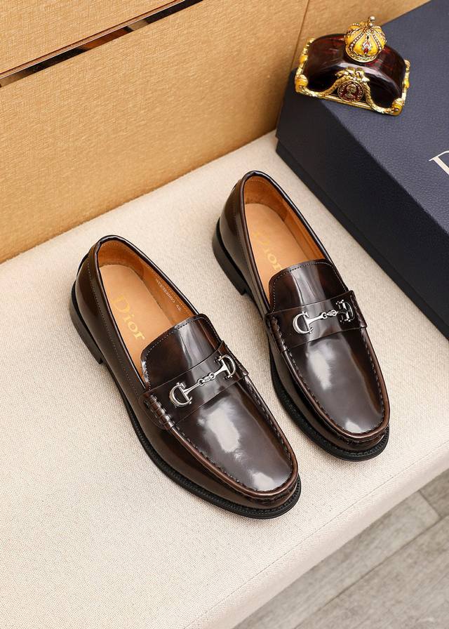 商品商标：Dior 迪奥 休闲皮鞋 正码码数: 39-44 45订做 商品材料：精选 意大利进口头层开边珠牛皮鞋面+奢华五金扣，进口水染牛皮内里。强烈立体视觉效