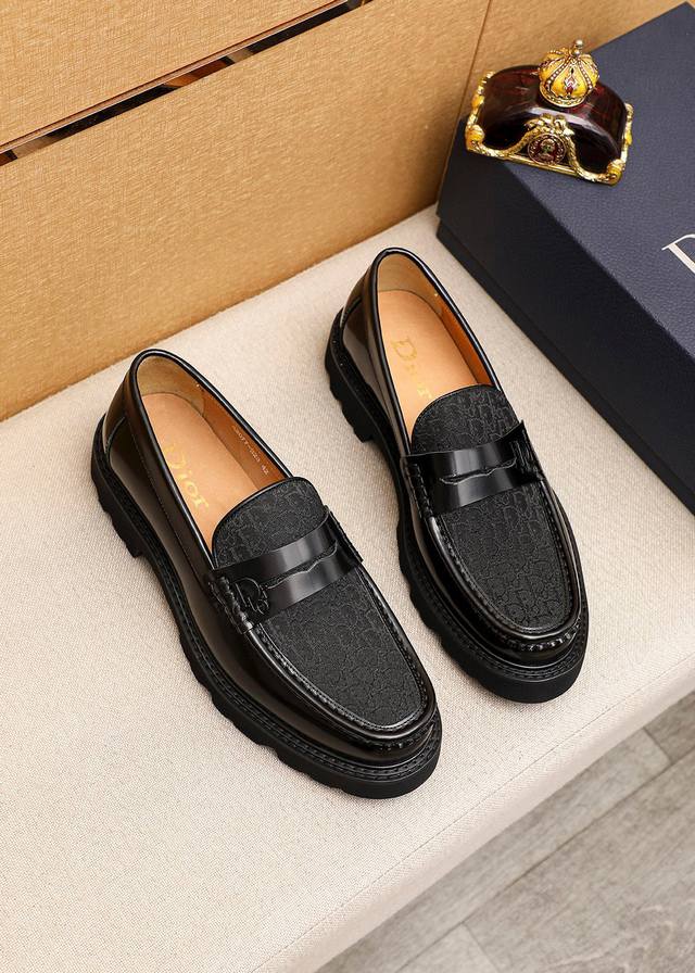 商品商标：Dior 迪奥 休闲皮鞋 正码码数: 39-44 45订做 商品材料：精选 意大利进口头层小牛皮鞋面，进口水染牛皮内里。强烈立体视觉效果，原版大底 颜
