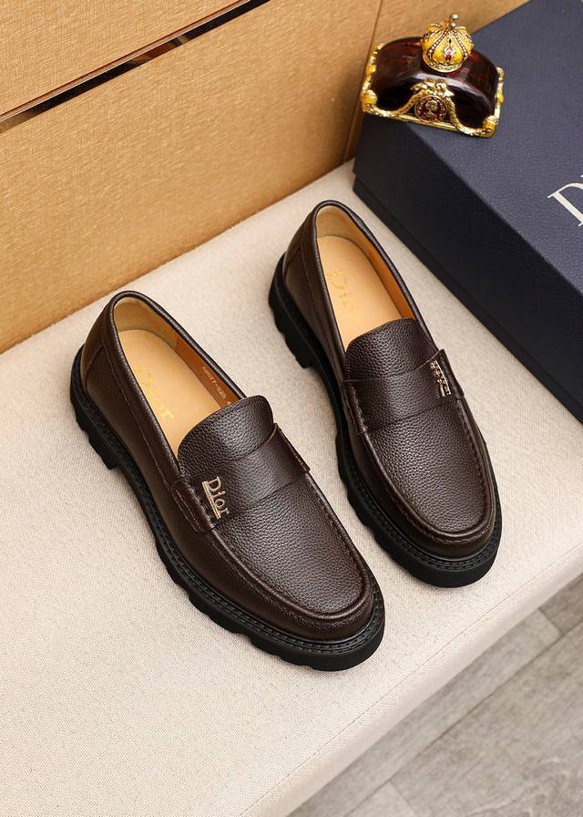 商品商标：Dior 迪奥 休闲皮鞋 正码码数: 39-44 45订做 商品材料：精选 意大利进口头层荔枝纹牛皮鞋面+经典五金扣，进口水染牛皮内里。强烈立体视觉效
