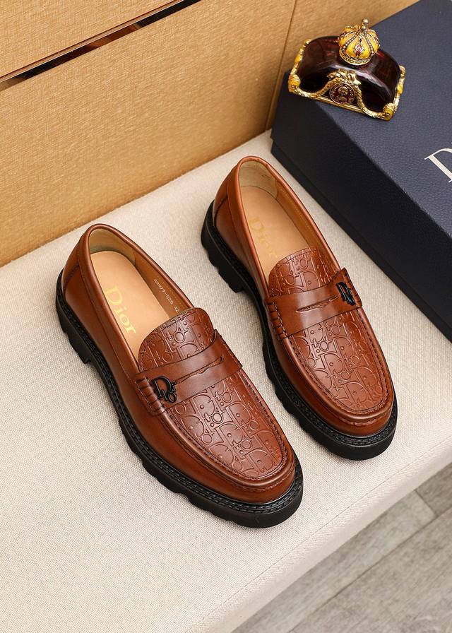 商品商标：Dior 迪奥 休闲皮鞋 正码码数: 39-44 45订做 商品材料：精选 意大利进口头层小牛皮压花鞋面+经典五金扣，进口水染牛皮内里。强烈立体视觉效