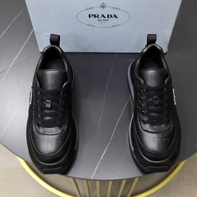 P： Prada 普拉达 男士休闲出货，采用进口牛皮鞋面，Prada三角标，内里小羊皮，原厂气垫底，橡胶缝制工艺，橡胶底层铺垫，减震效果极好，上脚舒适！ Siz