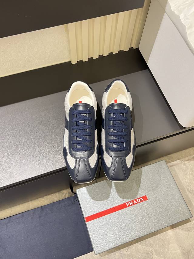 工厂P价 元Prad*普拉达春夏新品男士高端运动鞋，这款运动鞋时尚百搭，简洁现代，融合运动风格和精致细节。选用进口牛皮材料打造，搭配橡胶鞋底，鞋舌压印字母徽标，