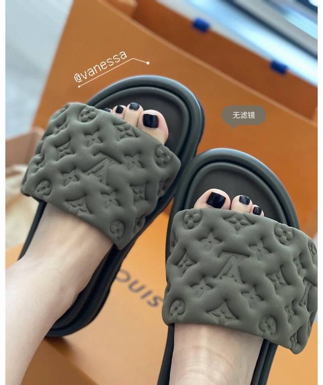 上脚图 男码10 Lv 路易威登魔术贴拖鞋最新压花拖鞋硬货上新 代购级别；高级感十足；国内外博主刷爆的一款，复古又时髦 ，上脚美炸了！官网主推款 鞋面：高定制丝
