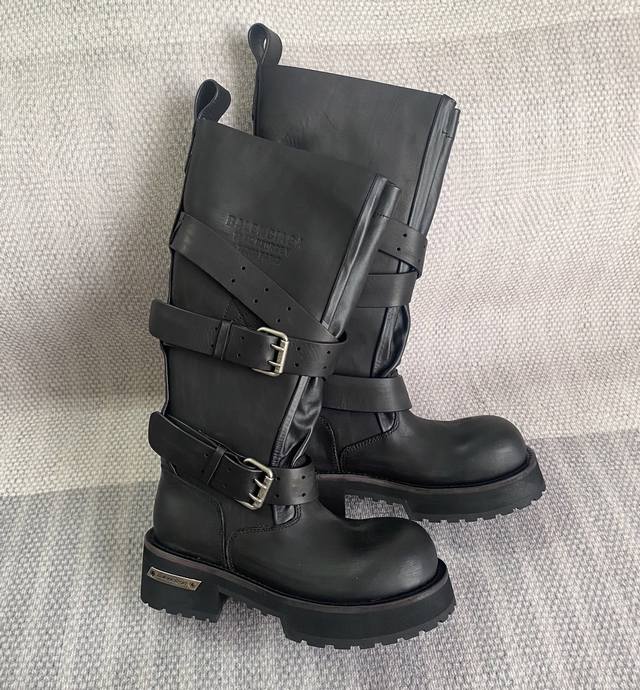 出厂 Balenciag* * 25 秋冬 做旧真皮厚底长靴 25人手一对也不为过 重工之做 看实物说话 全身Zp订做 鞋面：定制进口牛皮 内里：定制进口小牛内
