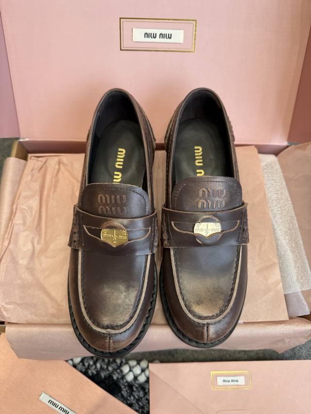 牛货 Size：35-36-37-38-39-40 Miumiu丨23Fw新款复古美拉德金币乐福鞋 越看越上头的乐福鞋，配上袜子也是妥妥的学院风，高级感十足，鞋