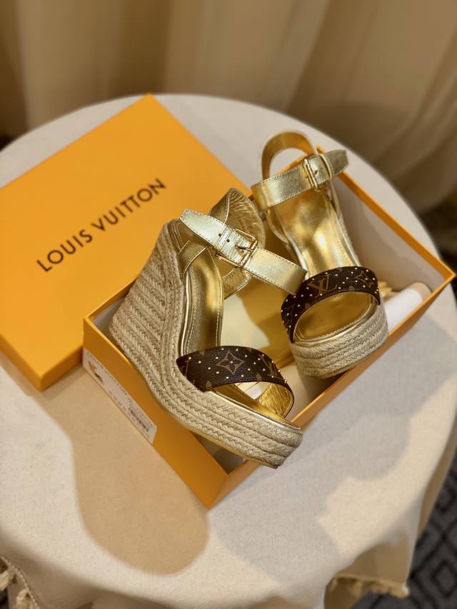 Lv 路易威登 223 早春新款 顶级版本 专柜主打最新款 烫钻坡跟凉鞋 硬货上新 代购级别！高级感十足！国内外博主刷爆的一款，复古又时髦 上脚美炸了！官网主推