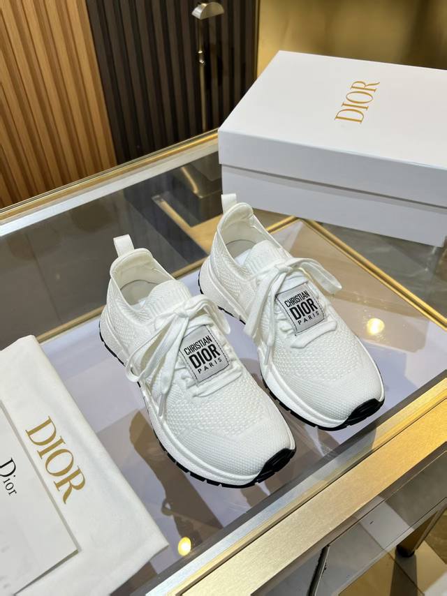Dior Chrono迪奥 高版本新款.休闲.商务.集一体运动鞋. 简约超级百搭. 鞋面搭配 Logo布标.上脚完美奢华可任意搭配春夏秋冬服饰. 上脚更是舒适！