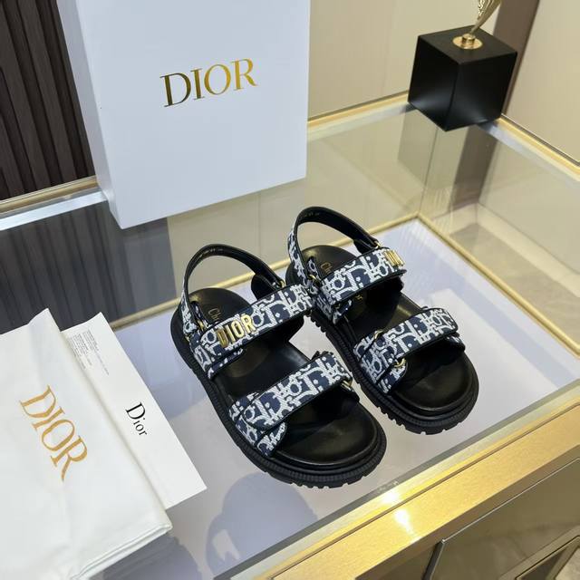 Dior经典爆款凉拖 踏入Dior拖鞋的时尚领地，邂逅优雅与舒适的极致融合。鞋面以精湛刺绣工艺，镌刻着Christian Dior Paris标志，细腻针法诉说