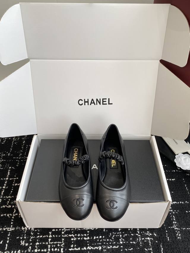 代购级 官网同步盒包装 Chanel小香 25Ss 春夏鞋头电绣双C Logo点缀，玛丽珍 粗跟单鞋 宛如女神脖子上的项链，上脚包裹性非常好，上脚跟显瘦，真的是