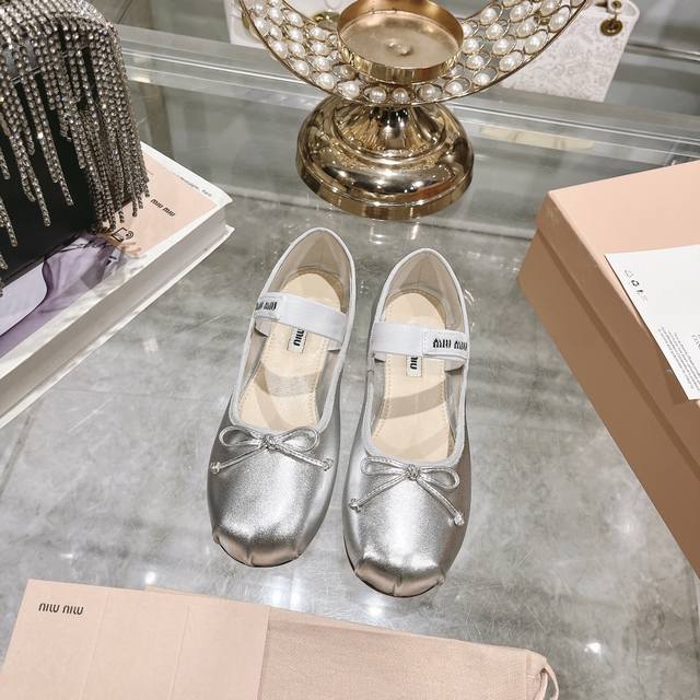 冲量价: 新款新色 Miu法式仙女芭蕾舞跳舞鞋！它带着美貌来啦！新款 太仙女啦！每一个颜色都那么好看，缎面搭配颜色特别高级！圆了你的芭蕾舞梦！Miumiu出名的
