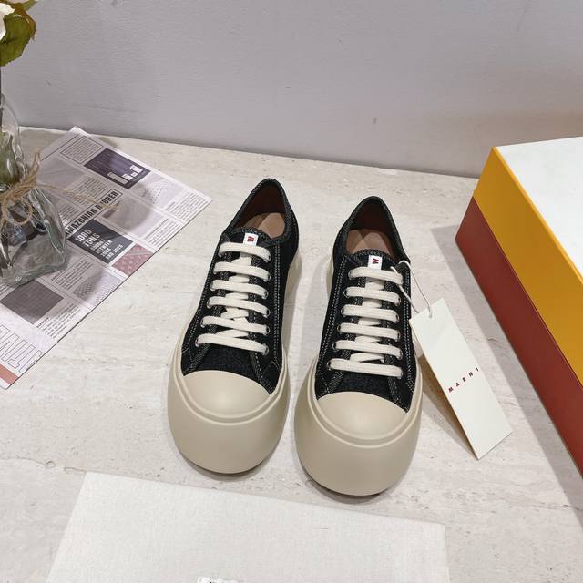 冲量价: Marni经典 Mona同款胖头厚底鞋 最新彩色双盖包装 主推王炸单品 蠢萌蠢萌的一只 敲可爱又贼时髦的味道 上脚非常好看常规小白鞋看腻了，入一双这样