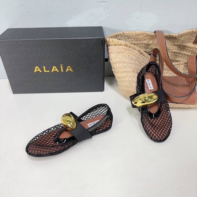 冲量价: 高品质小众潮牌Alaia24网面五金扣饰平底单鞋！最新春夏时装秀新款系列平底芭蕾舞鞋！法国高端一线高定品牌！时尚界最后的手艺人 只忠于展现女性身体曲线