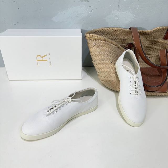 冲量价: 高品质小众潮牌The Row24春夏Sam 极简主义帆布低帮休闲鞋！ 这款低帮运动鞋是打造极简主义休闲夏日衣橱的理想穿搭之选，采用帆布鞋面和同色系橡胶