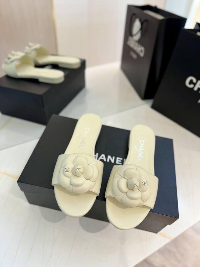 冲量价: 代购级 Chanel 24C春夏新品山茶花 中空 拖鞋系列 这一季山茶花系列真的超美 香奶奶家一贯的优雅名媛气质 高级感十足！上脚非常Nice～ 不管
