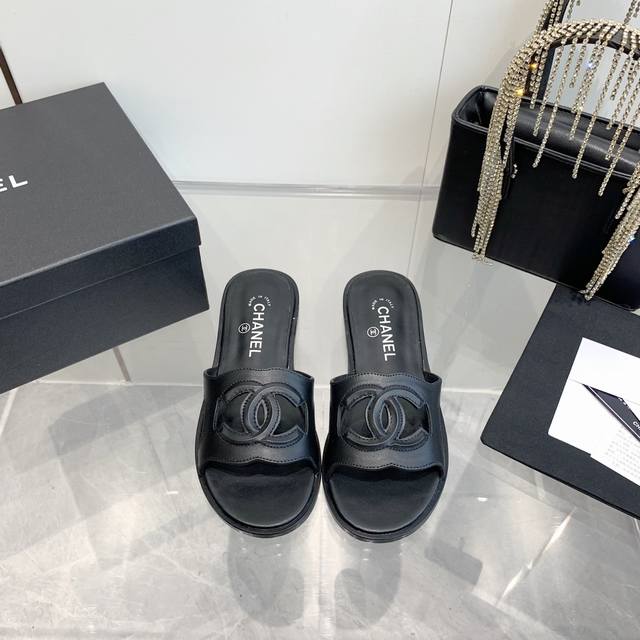 冲量价: 市场最高版本 Chanel 新品母皮扣拖鞋！ 小香的鞋子从来不会让你失望，最懂女人心 这双拖着实有点惊艳’‘上脚好看时髦又好穿# 脚感柔软舒适的少女心
