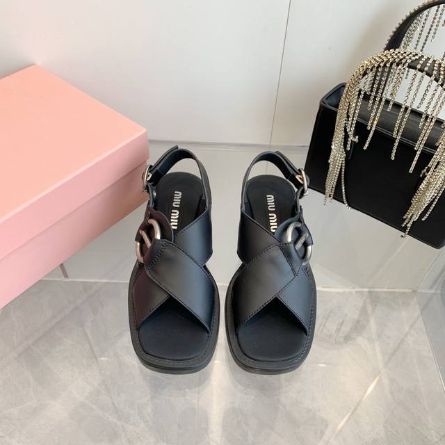 冲量价: Miumiu 缪缪英伦简约风机车凉鞋粗跟圆头中性十足！百搭款 怎么穿都好看今夏时髦精最爱 看起来不怎么舒服 上脚超级舒服 超级重工 ★★★★★ 特定牛