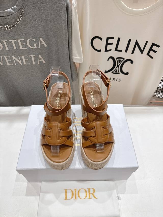 高版本出厂 Dior*迪奥D家2025Ss春夏新款仙女风坡跟厚底凉鞋 1:1原版复刻 市面上最高版本 各路时尚博主刷爆小红书！超时髦又充满高级感的单品！轻松打造