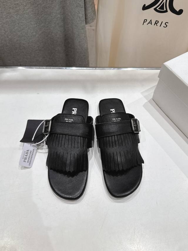 高版本出厂 Prada*普拉达2025Ss夏季专柜新品。布洛克复古流苏平底夹脚拖鞋～ 帅气百搭，时尚感满满！上脚超级舒适，非常好驾驭一款鞋子。Hk原版购入，1: