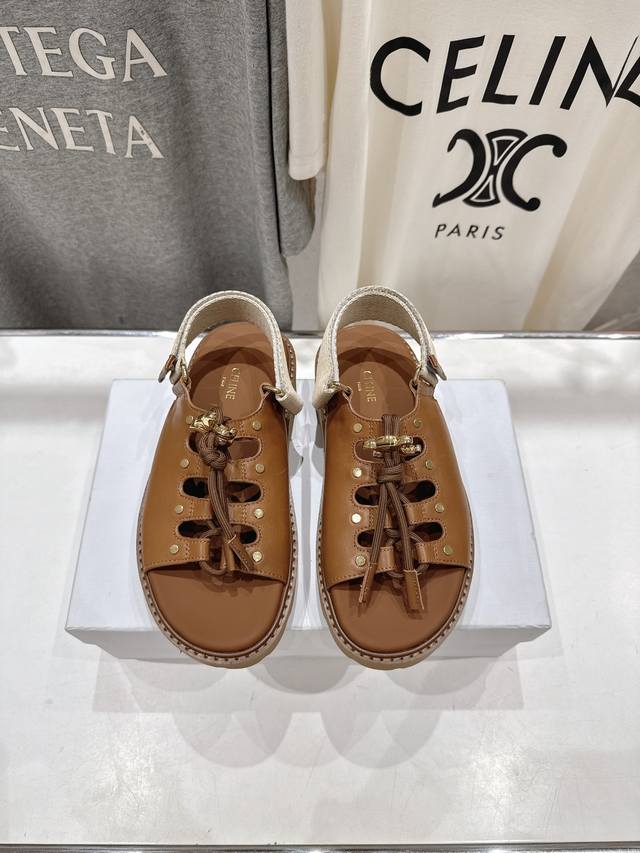 高版本出厂 Celine 赛琳夏季最新时尚复古风罗马平底凉鞋 New Celine 思琳 凉鞋 各大网红同款的凯旋门凉鞋经典又百搭 种草推荐～夏天搭配袜子 简直