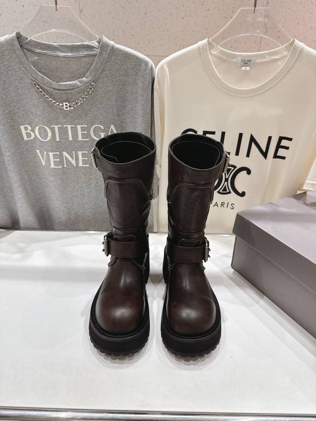 高版本出厂 Balenciag*巴黎世家2025Ss秋冬新款搭扣中筒机车靴马丁靴 采用原版同步柔头层小牛皮 上脚舒适 个性帅气的的同时 不失舒适感 绝对吹爆酷帅