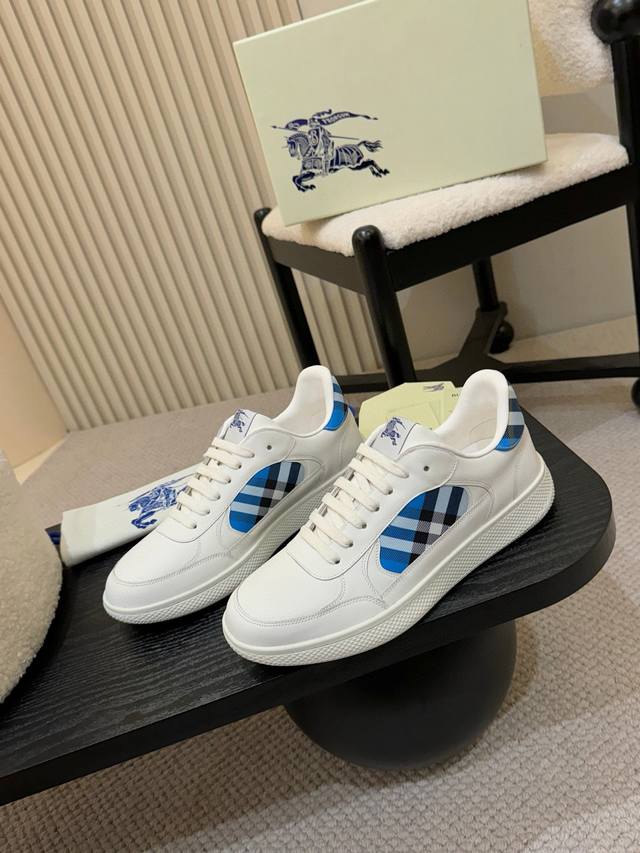出厂 男款10。Burberry巴宝莉25新款老花爆款出炉，历经三年经典格子回归，百搭，装饰精纺 Burberry 格纹图案。搭配网眼内衬和格纹鞋带，橡胶鞋底饰