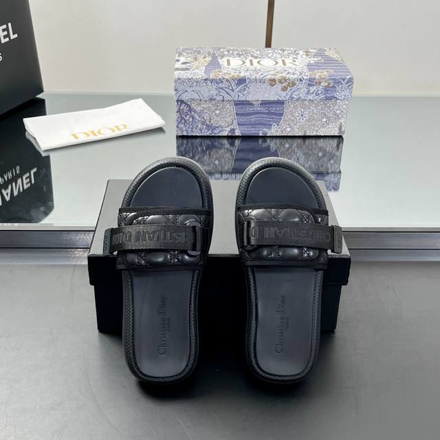 工厂P价 Dior 好好穿魔术贴凉鞋 拖鞋系列！ 夏日沙滩度假必备单品， 风格雅致轻松驾驭！ 就是很百搭好好穿！Dioract凉鞋时尚摩登， 面饰带采用魔术贴开