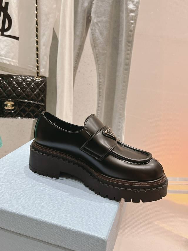顶级品质 新品首發｜厚底复古三角扣商务女皮鞋，原版楦头鞋型超正，细节完美超级跑量。 这款休闲款妥妥的美式复古风格～ 上脚超级好看舒适经典百搭的绝绝子单品 A级环