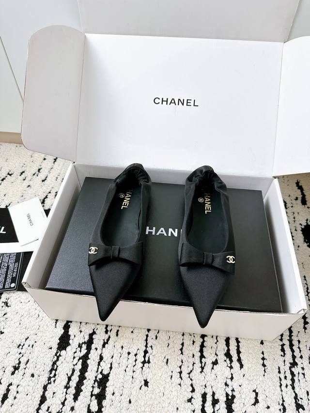 飞机盒+50元 香奈儿新款尖头单鞋｜专柜1:1顶配版 这双真的绝了！ Chanel尖头单鞋 新款，后跟弹力带设计，上脚稳到飞起，走路不掉跟，舒适度拉满！ **细
