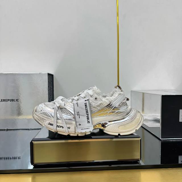 出厂价Pp Smilerepublic 出新款老爹鞋了，白鹿、金晨、林高远、罗云熙、戚薇、朱哲远、朱志鑫等时尚博主晒图代言人气爆款。银面、做旧风格设计，科技感和