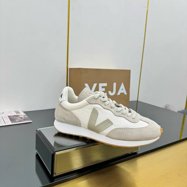 Veja是法国著名的休闲运动鞋品牌，又被称为法国的国民球鞋，Veja外观简约又时尚，鞋侧面有一个简单的“V”，比小白鞋更多了一份俏皮。“天然与环保”是Veja一