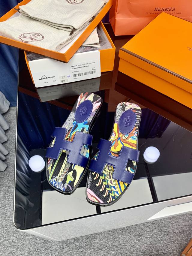 出厂价P 25新色，中底全包，全新改版 HermèS 包装升级，版型做工材料升级。 H市场最高版本纯手工鞋 顶级产品爱马仕拖鞋 25早春新款原版一样， 师傅级纯