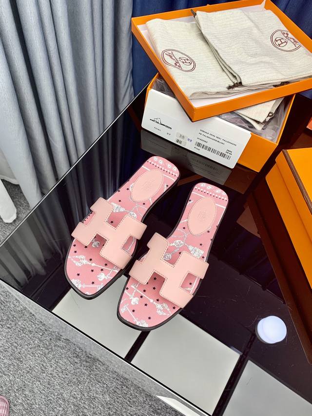 出厂价P 25新色，中底全包，全新改版 HermèS 包装升级，版型做工材料升级。 H市场最高版本纯手工鞋 顶级产品爱马仕拖鞋 25早春新款原版一样， 师傅级纯