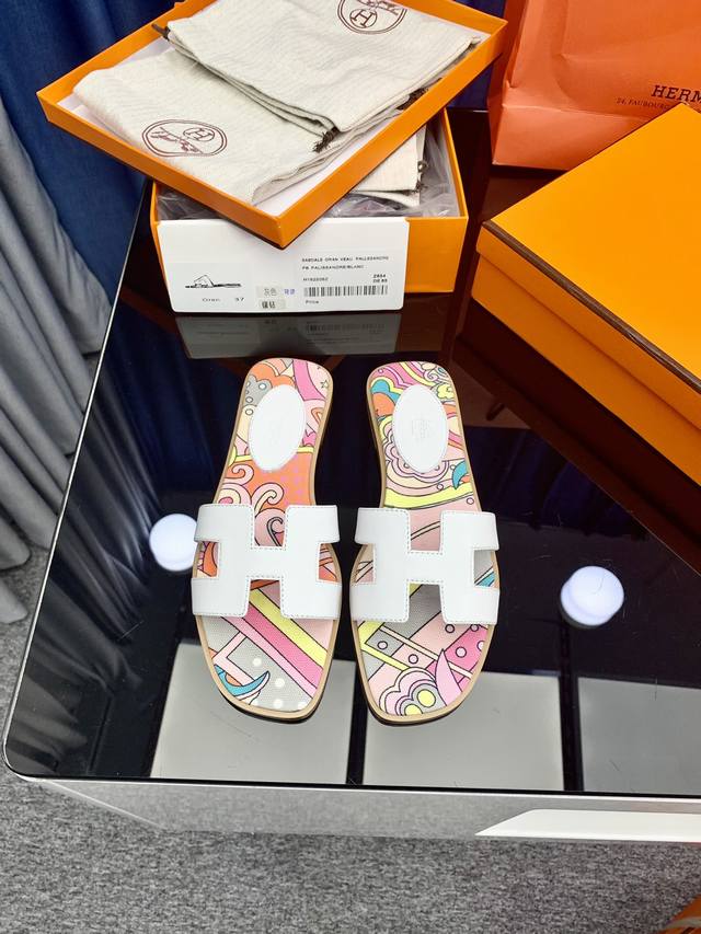出厂价P 25新色，中底全包，全新改版 HermèS 包装升级，版型做工材料升级。 H市场最高版本纯手工鞋 顶级产品爱马仕拖鞋 25早春新款原版一样， 师傅级纯