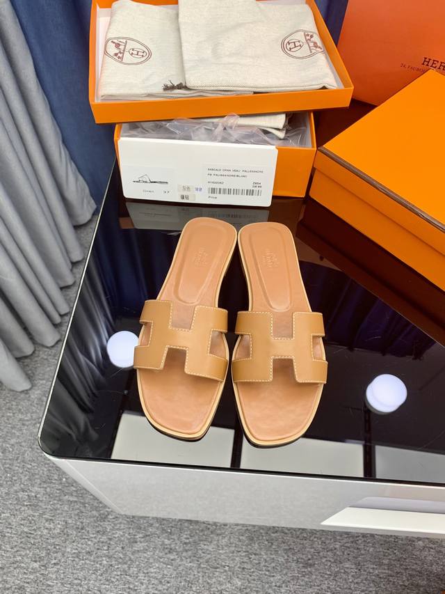 出厂价P 25新色，中底全包，全新改版 HermèS 包装升级，版型做工材料升级。 市场最高版本纯手工鞋 顶级产品爱马仕拖鞋 25早春新款原版一样， 师傅级纯手