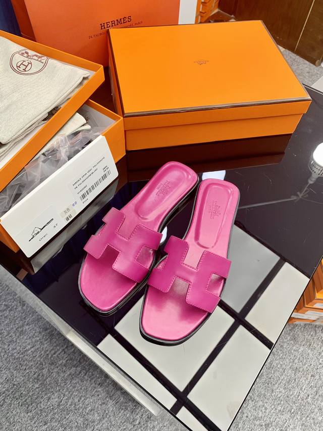 出厂价P 25新色，中底全包，全新改版 HermèS 包装升级，版型做工材料升级。 H市场最高版本纯手工鞋 顶级产品爱马仕拖鞋 25早春新款原版一样， 师傅级纯