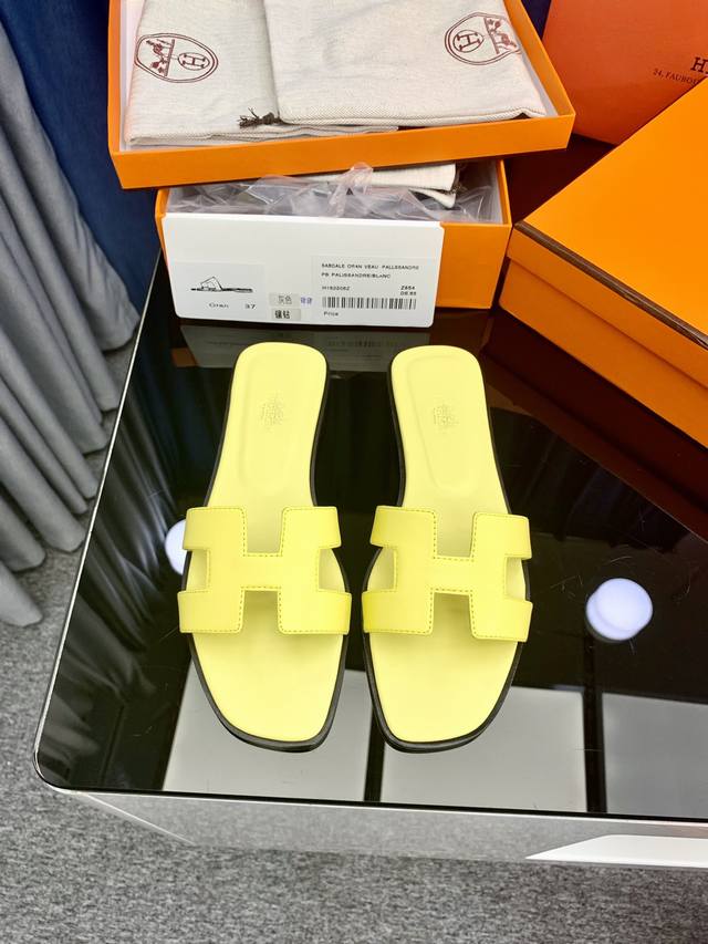 出厂价P 25新色，中底全包，全新改版 HermèS 包装升级，版型做工材料升级。 Hermes市场最高版本纯手工鞋 顶级产品爱马仕拖鞋 25早春新款原版一样，