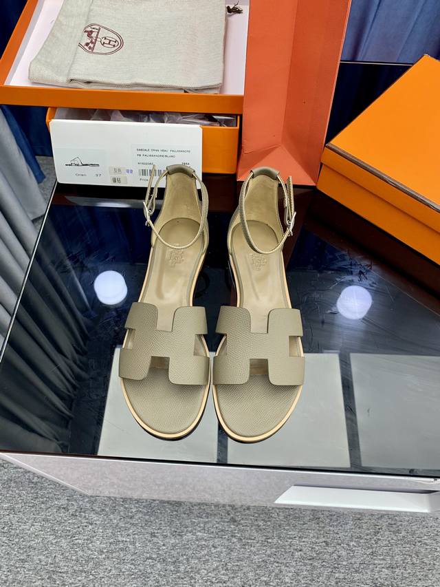 出厂价P 25新色，中底全包，全新改版 HermèS 包装升级，版型做工材料升级。 市场最高版本纯手工鞋 顶级产品爱马仕拖鞋 25早春新款原版一样， 师傅级纯手