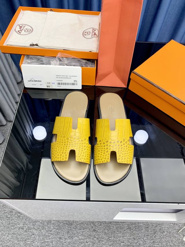 出厂价P 男拖鞋 25新色，中底全包，全新改版 HermèS 包装升级，版型做工材料升级。 市场最高版本纯手工鞋 顶级产品爱马仕拖鞋 25早春新款原版一样， 师
