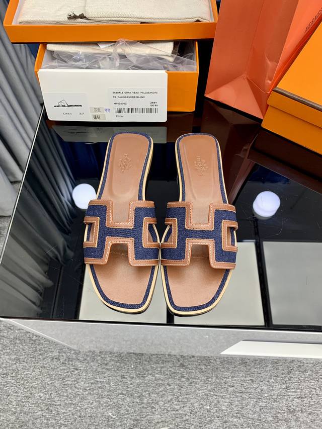 出厂价P 25新色，中底全包，全新改版 HermèS 包装升级，版型做工材料升级。 H市场最高版本纯手工鞋 顶级产品爱马仕拖鞋 25早春新款原版一样， 师傅级纯