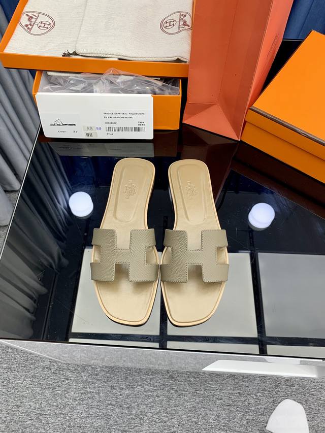 出厂价P 25新色，中底全包，全新改版 HermèS 包装升级，版型做工材料升级。 H市场最高版本纯手工鞋 顶级产品爱马仕拖鞋 25早春新款原版一样， 师傅级纯