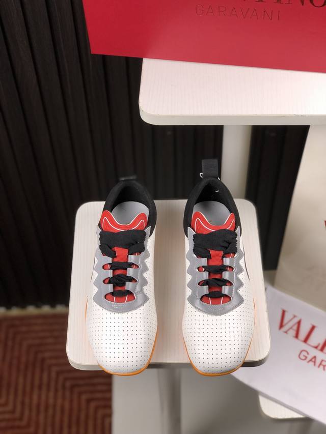 情侣款 顶级版本 Valentino华伦天奴 24 Upvillage 情侣休闲运动鞋德训鞋 专业高端，完美复刻，品质一流，全部采用原版1:1材料制作，独家开模