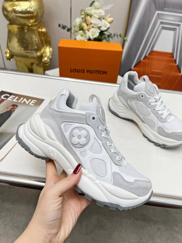 本款Run55 运动鞋融合皮革和科技面料，已加厚外底全是跑鞋灵动，为都市出行带来柔韧弹力和舒适体验，Monogram花卉点睛一侧。 官配颜色，粉色，白色，黑色
