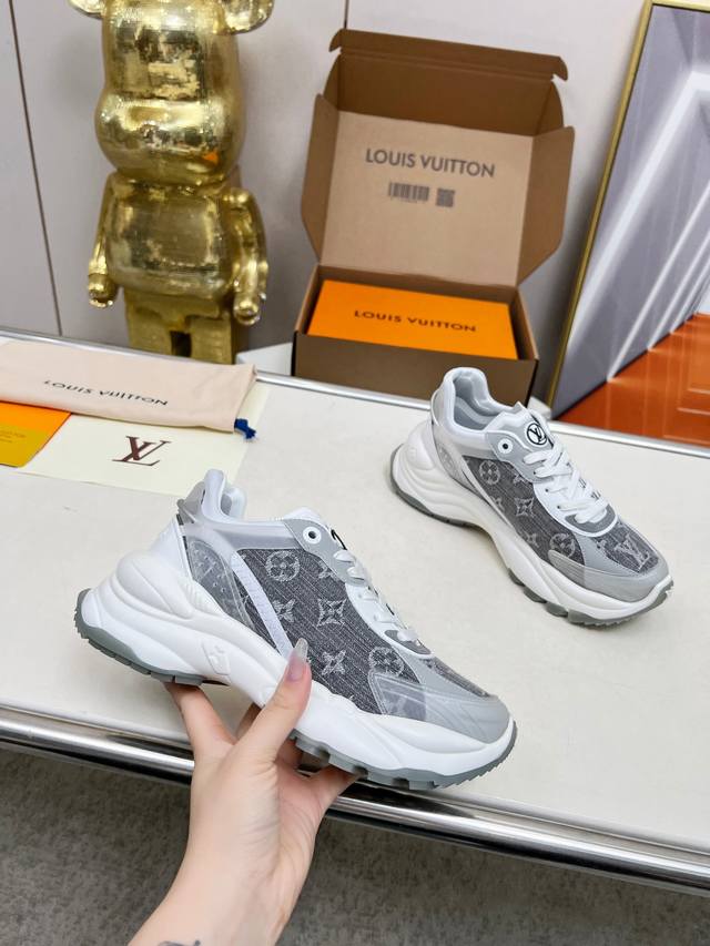 本款Run55 运动鞋融合皮革和科技面料，已加厚外底全是跑鞋灵动，为都市出行带来柔韧弹力和舒适体验，Monogram花卉点睛一侧。 官配颜色，粉色，白色，黑色，
