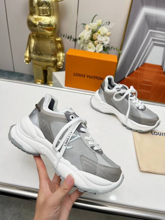 官网专柜1比1制作，Lv路易威登Run 55 运动鞋拼合网格面料、橡胶和粘胶等科技材质，搭配牛皮革材质，共同洋溢运动格调。Monogram 帆布后袢带等标志性元