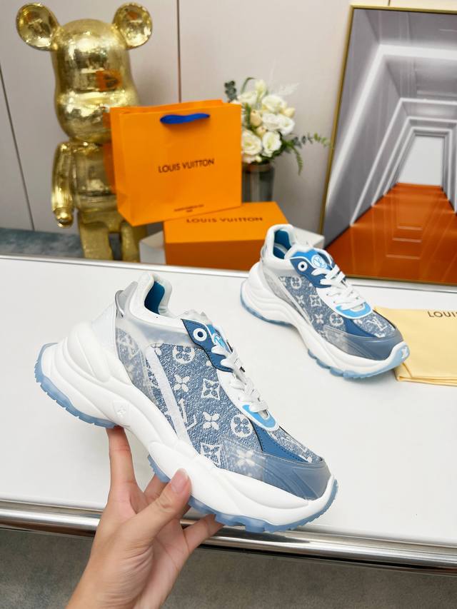 官网专柜1比1制作，各大网红明星走秀款，Lv路易威登Run 55 运动鞋拼合网格面料、橡胶和粘胶等科技材质，搭配牛皮革材质，共同洋溢运动格调。Monogram