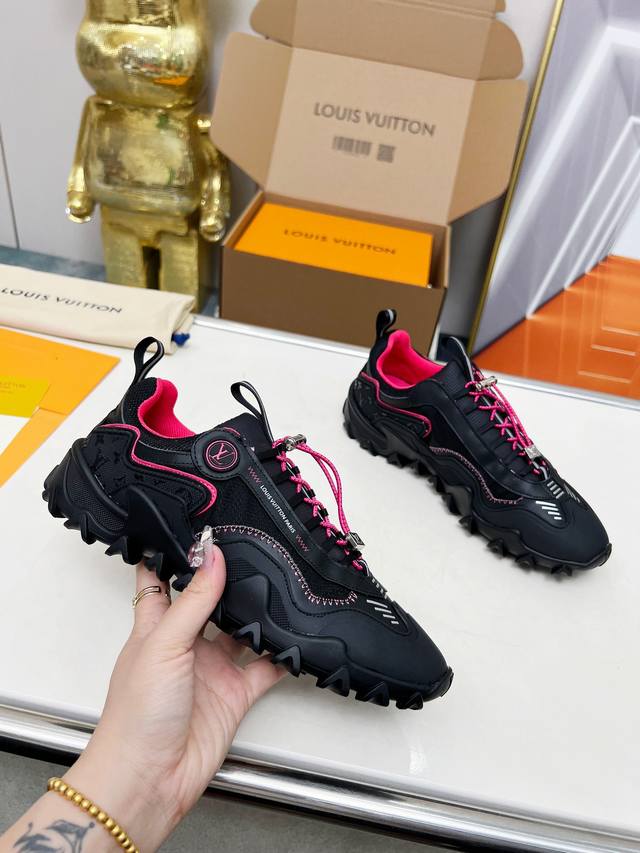 男+10！ 本款男女款 Lv Rush 运动鞋取材 Monogram 压纹牛皮革等混合材质，瞩目亮相路易威登 柔韧波浪形外底巧妙呼应海洋主题，混合材质，Lv C