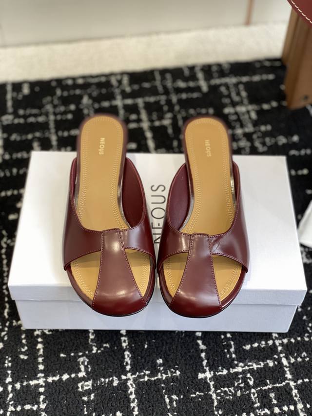 代购级 Neous 25Ss 春夏新款 细跟 穆勒拖鞋 舒适又时髦的鞋子永远不嫌多，来自伦敦的小众鞋履品牌 Neous便能轻松满足女生们的需求。 粗跟，时尚百搭
