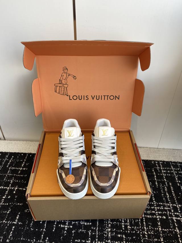 代购级 Louis Vuitton 驴家的爆款！Trainer板鞋，每个人都必须入的款，绝不后悔！ 超级百搭高级！什么衣服都好搭。最主要是超耐看的。 顶级代工厂